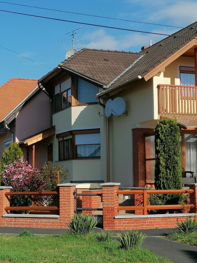 Marina-Buek Apartmanhaz Екстериор снимка