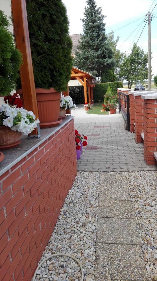 Marina-Buek Apartmanhaz Екстериор снимка